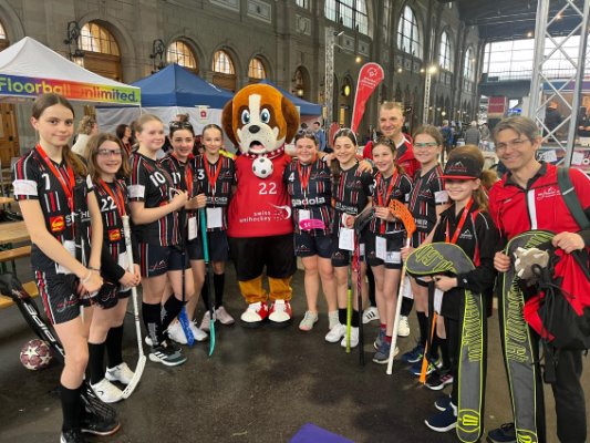 Pfanni-Girls spielen im HB Zürich