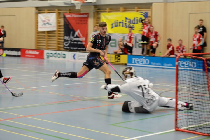 Pfannenstiel verlangt vor einer fantastischen Kulisse dem Spitzenteam Unihockey Basel Regio alles ab
