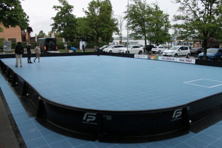 Das Street Floorball Feld steht nun direkt am Greifensee