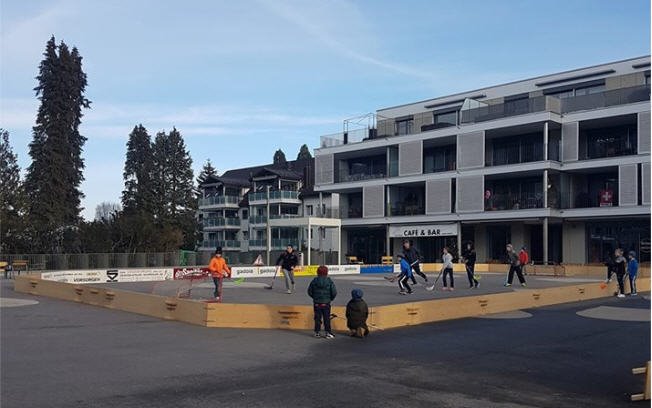 Pfanni spielt Unihockey auf dem Chilbiplatz