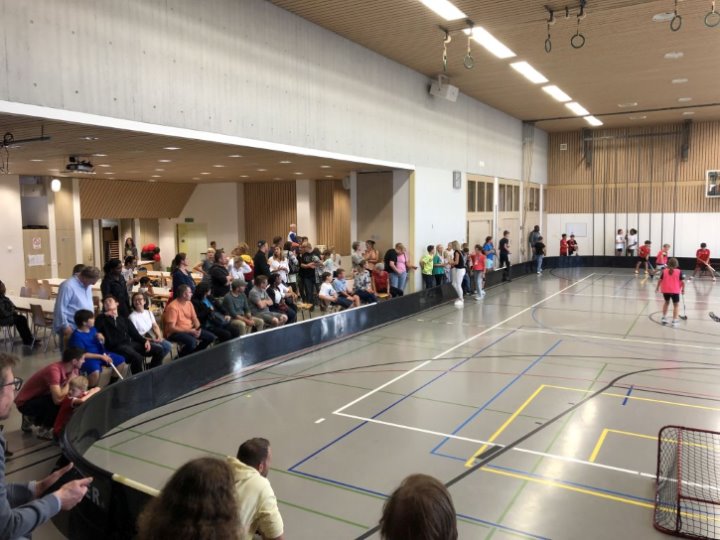 Stimmungsvolles Unihockeyturnier der Primarschule Oetwil Stimmungsvolles Unihockeyturnier der Primarschule Oetwil