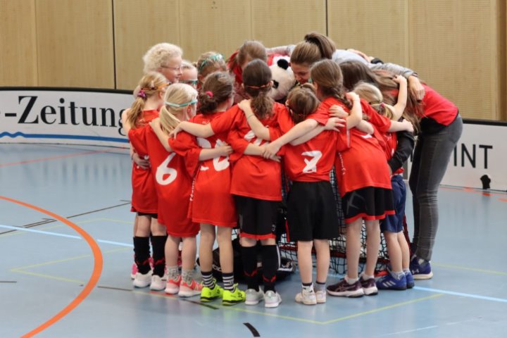 Die Kirchwies-Halle wird von den kleinsten Unihockeyanern in Beschlag genommen