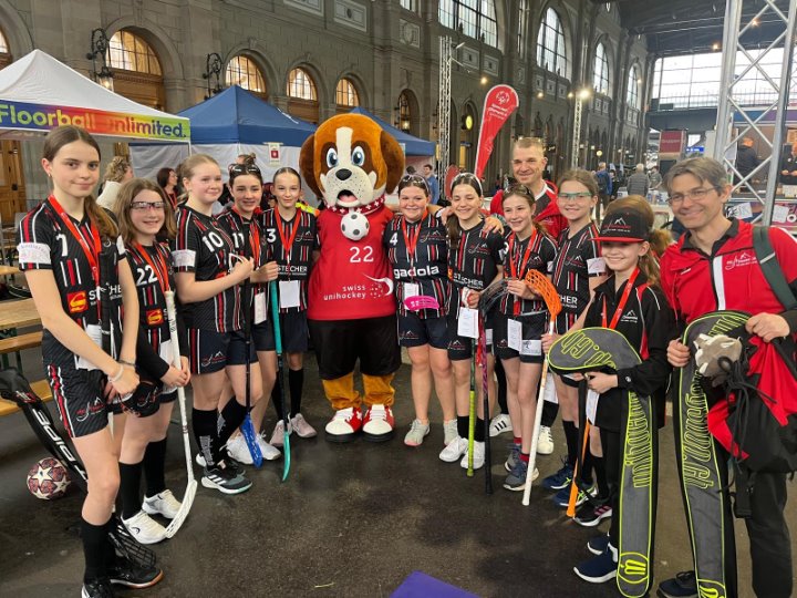 Pfanni-Girls spielen im HB Zürich
